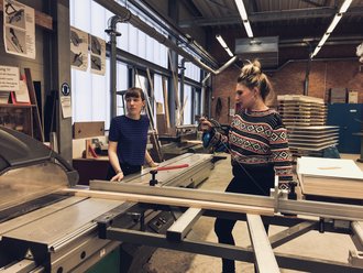 Unterstützt wurden die Studierenden auch von den Mitarbeitern in den Werkstätten, wie hier in der Holzwerkstatt. Foto: Friederike Wawerka