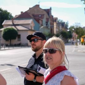 Gruppe von Personen an Kreuzung