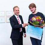 Dr. Frank Brinkmann, Vorsitzender der DEW21-Geschäftsführung, gratuliert dem Nachwuchs-Kunstpreisträger Philip Valenta