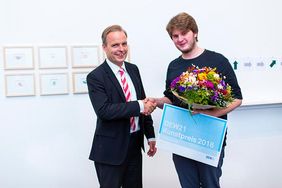 Dr. Frank Brinkmann, Vorsitzender der DEW21-Geschäftsführung, gratuliert dem Nachwuchs-Kunstpreisträger Philip Valenta