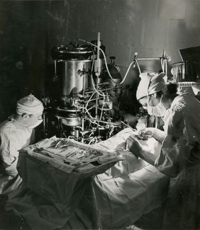 Zwei Personen experimentieren mit einer Herz-Lungen-Maschine