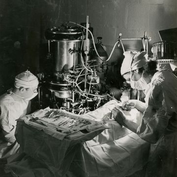 ohn und Mary Gibbon experiment with their heart-lung-machine