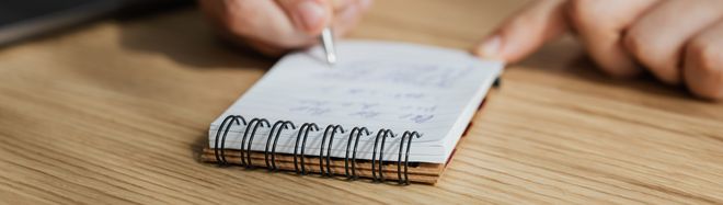 Quelle: Pexels; Foto: Karolina Grabowska Notizblock und eine Hand mit Stift