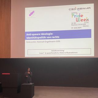 Photo of Hannah Engelmann-Gith during her talk in the Audimax