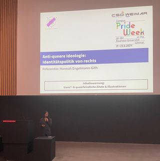 Foto von Hannah Engelmann-Gith bei ihrem Vortrag im Audimax.