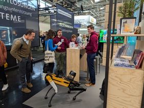 Roboterhund SPOT soll zukünftig Baustellen überwachen. Messebesucher*innen haben die Möglichkeit einmal selbst die Steuerung zu übernehmen. Foto: Dana Höftmann Roboterhund SPOT soll zukünftig Baustellen überwachen. Messebesucher*innen haben die Möglichkeit einmal selbst die Steuerung zu übernehmen. Foto: Dana Höftmann