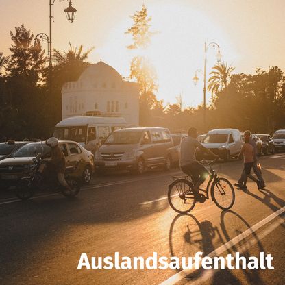 Foto eines roten, parkenden Transporters mit Überschrift: Auslandsaufenthalt