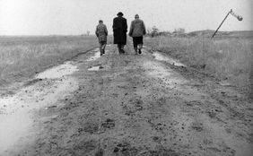 Filmstill aus SÁTÁNTANGÓ von Béla Tarr