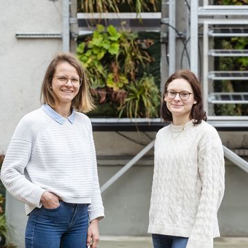 Durch Langzeitversuche unter realen Bedingungen wollen die Nachwuchswissenschaftlerinnen Maria Hartmann (links) und Gloria Maria Kohlhepp (rechts) die Anlage technologisch weiterentwickeln. Bauhaus-Universität Weimar, Foto: Thomas Müller