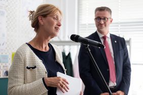 Karin Prien, Bundesministerin für Familie, Senioren, Frauen und Jugend, und der Thüringer Bildungs- und Wissenschaftsminister Christian Tischner. Foto: Matthias Eckert
