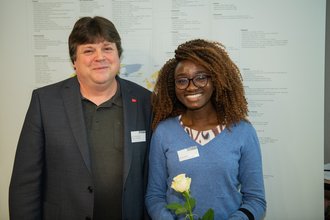 Rosemary Adejoh, Preisträgerin des DAAD-Preises 2018 an der Bauhaus-Universität Weimar, und Dr. Andreas Jakoby.