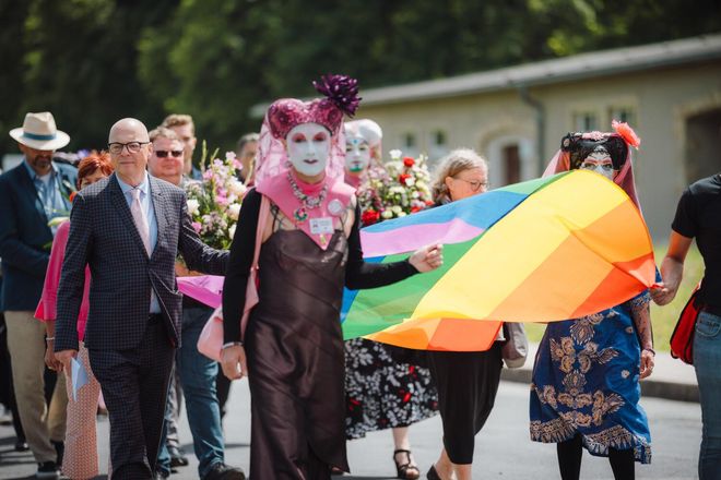 Procession of guests marches towards the memorial stone for the »Pink Triangle Prisoners«