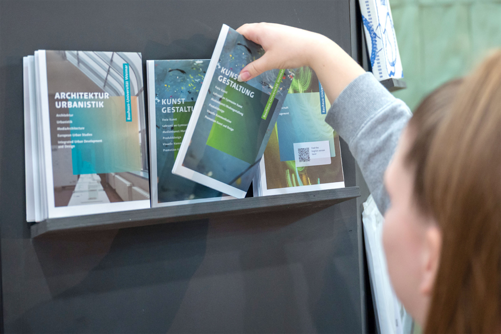 Fakultätsfaltblätter im Ständer am Messestand