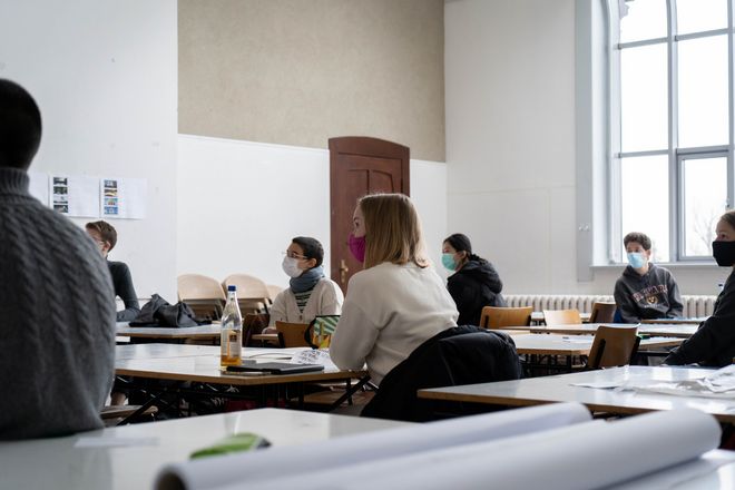 Architekturstudierende im Arbeitsraum mit Abstand