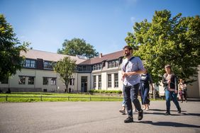 Regelmäßig führen Studierende der Bauhaus-Universität Weimar Gäste im Rahmen von Bauhaus-Spaziergängen durch die Gründungsstätten des Bauhauses und vermitteln dabei Geschichte und Gegenwart. Bauhaus-Universität Weimar, Foto: Thomas Müller