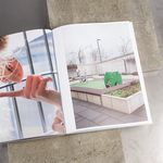 Aufgeschlagene Publikation »Durch Fotografie keine Einsichten« mit fotografischen Arbeiten aus dem Projekt in der JVA Chemnitz