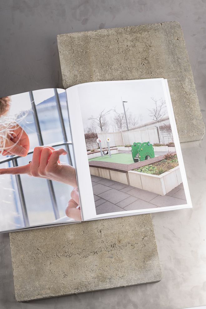 Aufgeschlagene Publikation »Durch Fotografie keine Einsichten« mit fotografischen Arbeiten aus dem Projekt in der JVA Chemnitz