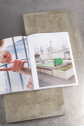 Aufgeschlagene Publikation »Durch Fotografie keine Einsichten« mit fotografischen Arbeiten aus dem Projekt in der JVA Chemnitz