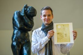 Martin Geske mit seiner Arbeit »Balloneffekt«, Foto: Thomas Müller