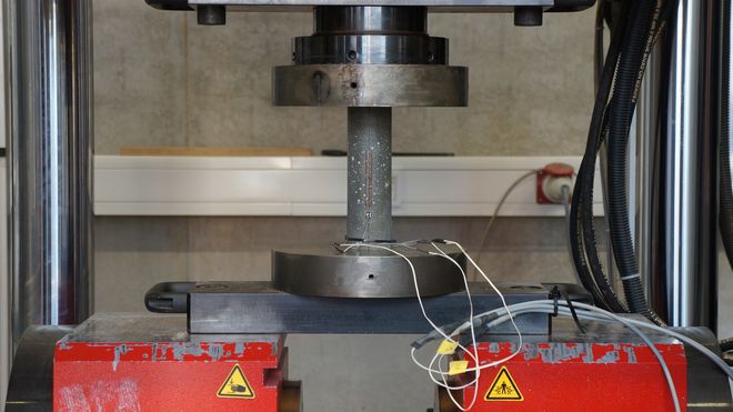 Betonprobekörper im dynamischen Druckversuch
