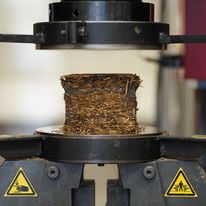 Materialversuch an Strohbausteinen