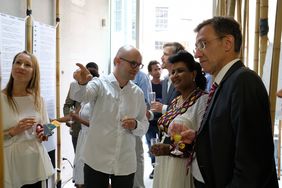 Ausstellungsrundgang zur Eröffnung der Weimarer Ausstellung mit Präsident Speitkamp und Botschafterin Solomon (v.l.n.r. Marina Glaser, Sven Schneider, Mulu Solomon, Winfried Speitkamp. Foto: Abdulmalik Abdulmawla) Ausstellungsrundgang zur Eröffnung der Weimarer Ausstellung mit Präsident Speitkamp und Botschafterin Solomon (v.l.n.r. Marina Glaser, Sven Schneider, Mulu Solomon, Winfried Speitkamp. Foto: Abdulmalik Abdulmawla)