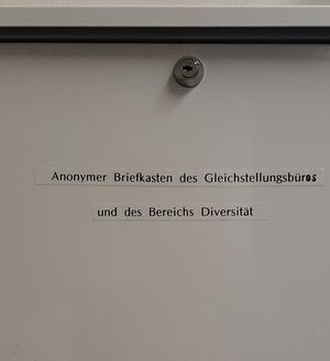Das Foto zeigt den anonymen Briefkasten des Gleichstellungsbüros und des Bereichs Diversität in der Amalienstr. 13, 3. OG.