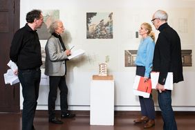 Die Jury auf ihrem Rundgang durch die Graduierungsausstellung (v.l.n.r.: Jörg Lammert, Thomas Hoffmann-Kuhnt, Anja Fröhlich, Thomas Wittenberg). Foto: Tobias Adam Die Jury auf ihrem Rundgang durch die Graduierungsausstellung (v.l.n.r.: Jörg Lammert, Thomas Hoffmann-Kuhnt, Anja Fröhlich, Thomas Wittenberg). Foto: Tobias Adam