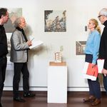 Die Jury auf ihrem Rundgang durch die Graduierungsausstellung (v.l.n.r.: Jörg Lammert, Thomas Hoffmann-Kuhnt, Anja Fröhlich, Thomas Wittenberg). Foto: Tobias Adam