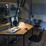 Arbeitsplatz im Radiostudio der Fakultät Medien (Foto: Maximilian Netter)