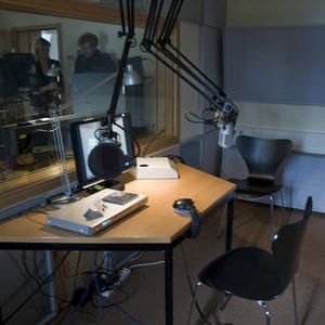 Arbeitsplatz im Radiostudio der Fakultät Medien (Foto: Maximilian Netter)