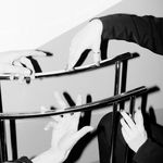Schwarz-weiß Fotografie von vier Händen