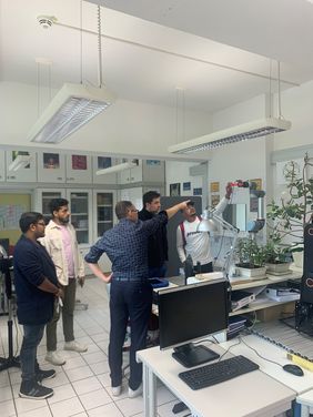© Professur Komplexe Tragwerke Die Masterstudierenden nutzen Robotik, um eine Brücke zu bauen. Foto: Professur Komplexe Tragwerke