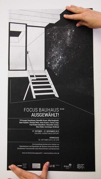 Hände halten das Plakat zur Ausstellung (Foto: Thimo Hennig, Quelle: Bauhaus-Universität Weimar)