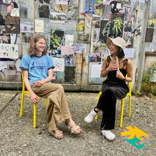 Die Studierenden der Fakultät Kunst und Gestaltung Jan Munske und Passion Asasu im Gespräch. Foto: Nina-Marie Luderer / Bauhaus-Universität Weimar