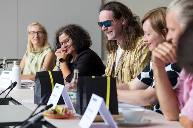 Petra Beyer, Michaela Albrecht, Gunter Seidel, Ulrike Kuch und Martin Ahner sitzen nebneinander am Besprechungstisch, alle gucken sehr zufrieden und lächeln.