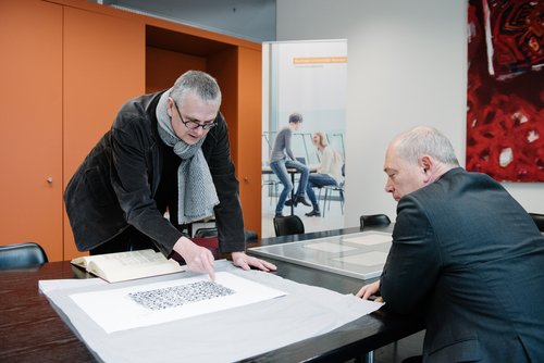 Der Berliner Künstler präsentiert das Blatt, das von Goethes »arabischen Schreibübungen« inspiriert ist. Es wird künftig in die Kunstsammlung der Universitätsbibliothek bereichern. (Foto: Candy Welz)