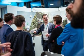 Foto: Thomas Müller Prof. Dr.-Ing. Conrad Völker, Leiter der Professur Bauphysik, forscht seit Jahren an nachhaltigen Baukonzepten, um die Lebens- und Arbeitsbedingungen von Menschen im urbanen Raum zu verbessern. Foto: Thomas Müller