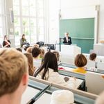 Im Hörsaal A in der Marienstraße 13 informieren Mitarbeitende über Studienmöglichkeiten, Studiengänge und Rahmenbedingungen. Foto: Thomas Müller
