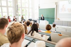 Im Hörsaal A in der Marienstraße 13 informieren Mitarbeitende über Studienmöglichkeiten, Studiengänge und Rahmenbedingungen. Foto: Thomas Müller