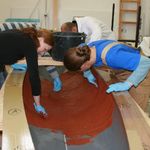 Für den Bau der Kanus ist wissenschaftliches Know-How ebenso wie handwerkliches Geschick gefordert (Fakultät Bauingenieurwesen, Foto: T. Szabo)
