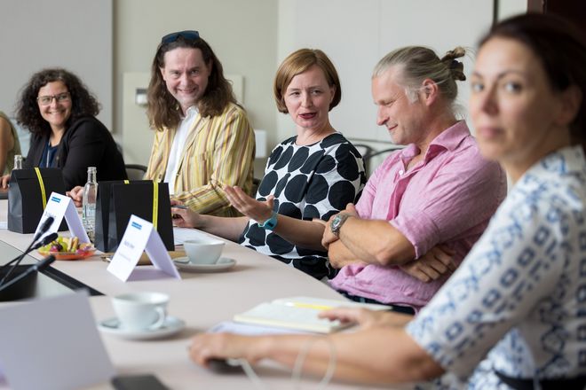 Am Besprechungstisch: Michaela Albrecht, Gunter Seidel, Ulrike Kuch, Martin Ahner und Claudia Weinreich. Kuch spricht, sieht dabei Ahner an, die anderen lächeln, sehen sehr positiv aus. 