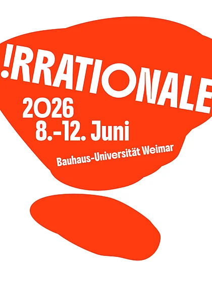 Logo der Veranstaltungsreihe »!RRATIONALE 2026« der Bauhaus-Universität Weimar. Auf hellgrauem Hintergrund steht der weiße Schriftzug »!RRATIONALE« in einer unregelmäßigen orangefarbenen Form. Darunter sind die Angaben »2026« und »8.–12. Juni« sowie der Schriftzug »Bauhaus-Universität Weimar« platziert. Eine zweite kleinere orangefarbene Form ergänzt das grafische Erscheinungsbild. Die Gestaltung wirkt plakativ, dynamisch und experimentell.