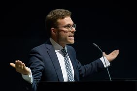 Christopher Buschow spricht bei den Immatrikulationsfeierlichkeiten zum Wintersemester 2018/2019. Foto: (c) Candy Welz Christopher Buschow spricht bei den Immatrikulationsfeierlichkeiten zum Wintersemester 2018/2019. Foto: (c) Candy Welz