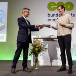 Dr. Ulf Jaeckel, Federal Ministry for the Environment, Nature Conservation and Nuclear Safety, hands over the German Ecodesign Award in the »Young Talent« category to Florian Henschel; photo: German Ecodesign Award