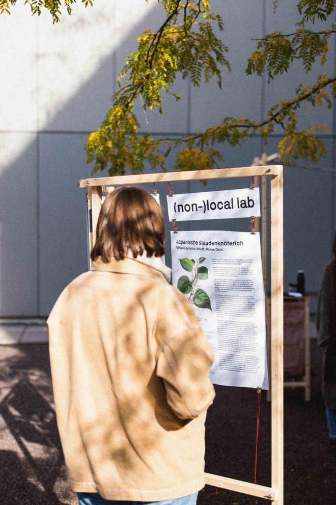 Workshopteilnehmerin vor Info-Aufsteller