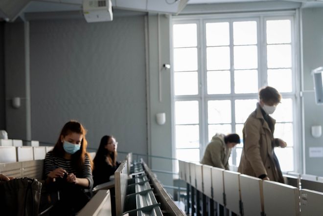 Aufstehende Studierende im Hörsaal.