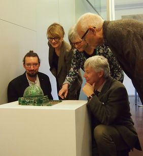 Der Preisträger Sebastian Hertrich im Gespräch mit Prof. Liz Bachhuber, Ulla und Eberhard Jung sowie Prof. Dr. Wolfgang Holler (v.l.n.r).