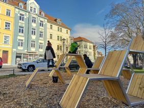 Durch die Größe der Flächen sollen sich kleine und große Nutzer*innen zum Spielen und Entdecken aufgefordert fühlen. (Foto: Romy Weinhold) Durch die Größe der Flächen sollen sich kleine und große Nutzer*innen zum Spielen und Entdecken aufgefordert fühlen. (Foto: Romy Weinhold)