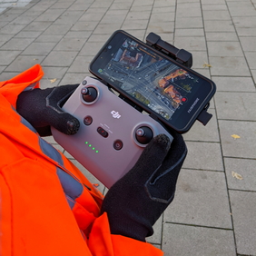 Mithilfe von Drohnen analysieren die Weimarer Forscher*innen das Verkehrsaufkommen im Reallabor Erfurt. Foto: Bauhaus-Universität Weimar, Philipp Viehweger.